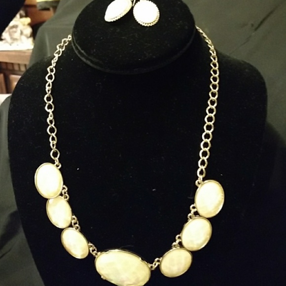 Irredecient necklace and earrings - Picture 3 of 4